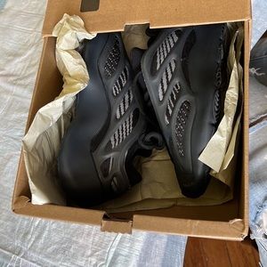 Brand new Yeezys, never worn size 5